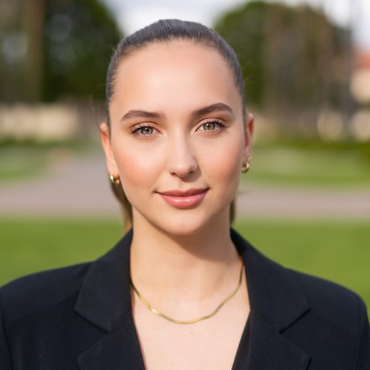 Amelia Ross headshot