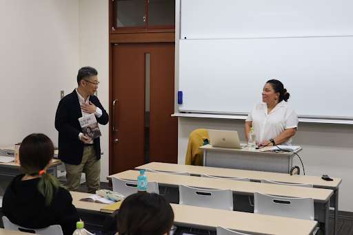 Sonia Gomez at podim in discussion with lecture attendee.