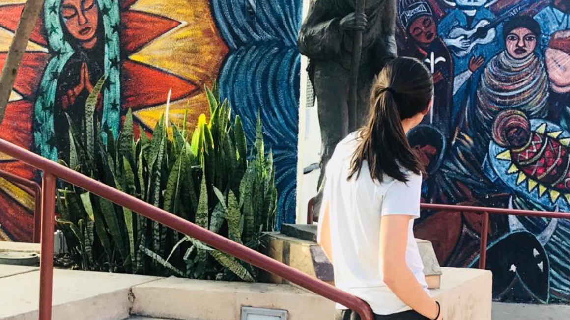Los Angeles - student looking at murals 