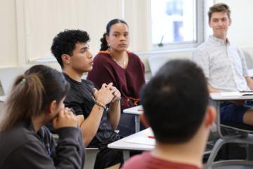 Students in new pilot course Foundations of Leadership