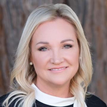 Christine Perry headshot square