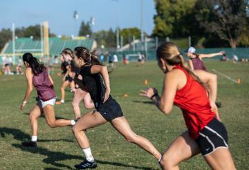 Women's ultimate team playing in tournament